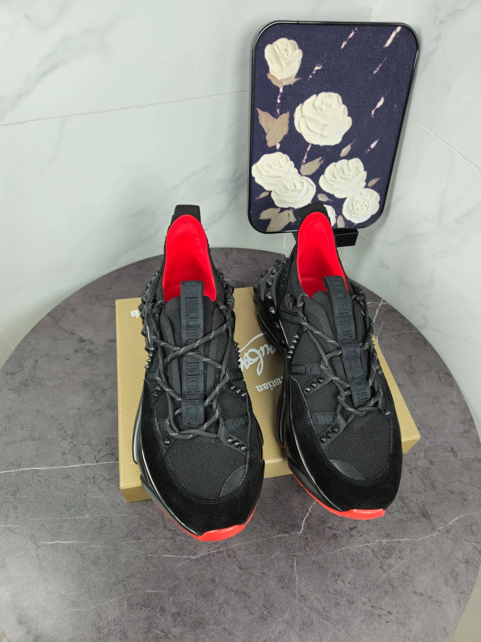 Men's shoes 💰700 Fashionable brand Chri*stian loubou*tin original single item New CL red-soled shoes latest series for casual couples, uppers are made of imported Lycra + high-density breathable fly weave, environmentally friendly high-elastic suction mold feet will never delaminate, the outsole is made of super non-slip and wear-resistant PU + vacuuming Two-color combination Size: Female 35-43 Male 38-47 Comes with a handbag, card, shoehorn "full package